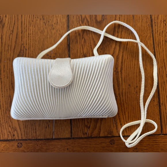 Elegant Cream Pleated Clutch - Picture 6 of 7
